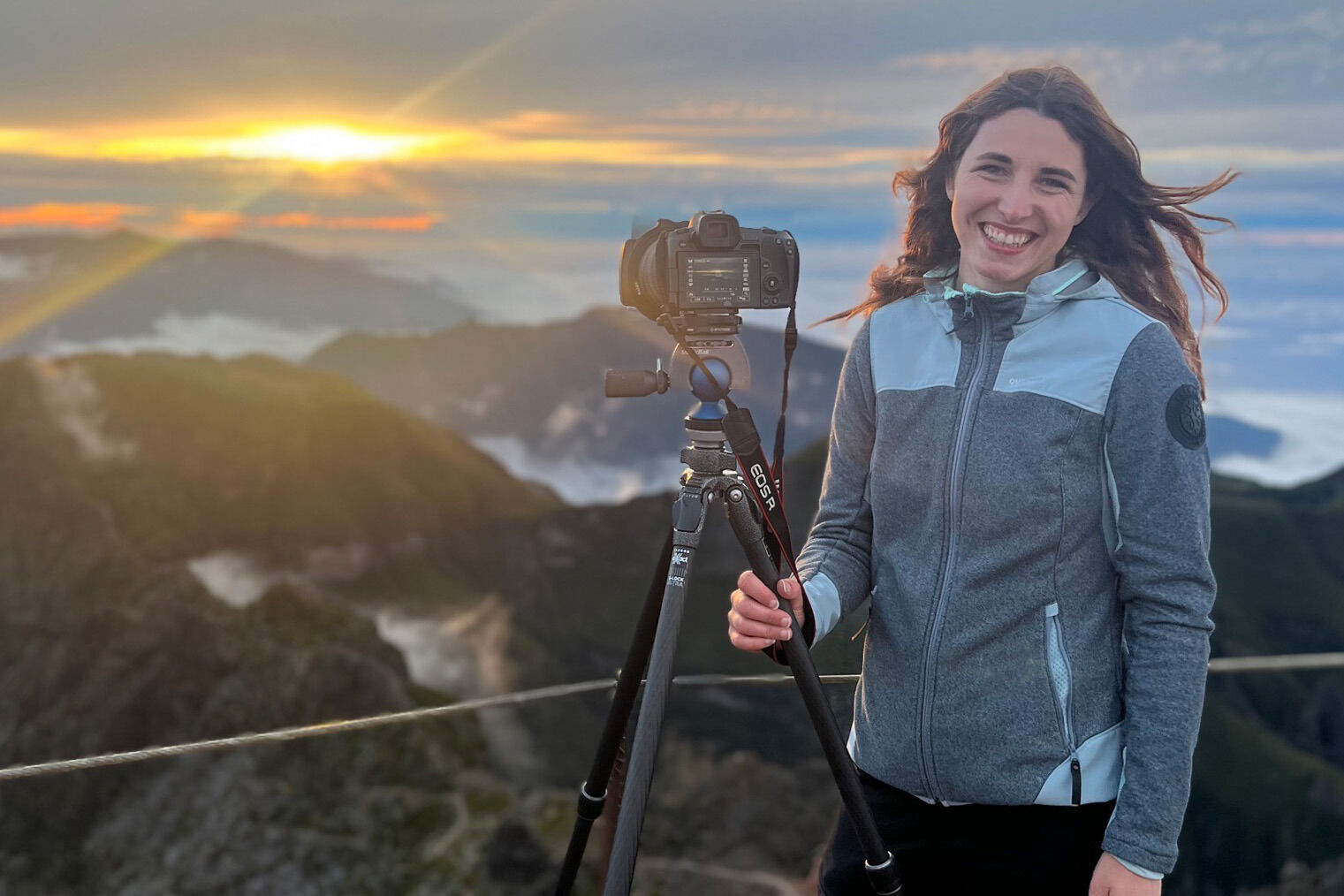 Hochwertige Profiausrüstung von Selina, Hochzeitsfotografin, bereit für ein Fotoshooting im Freien