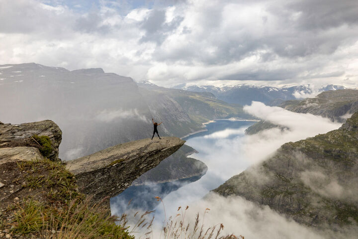 Abenteuer-Foto von Selina an der Trolltunga in Norwegen, eine atemberaubende Felsformation über dem Wasser