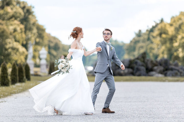 Brautpaar im Airy Bildlook vor Schloss Nymphenburg bei der Hochzeit