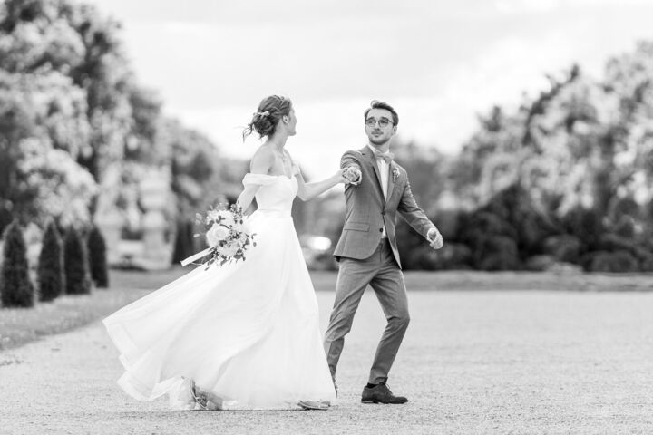 Brautpaar in Schwarz-Weiß vor Schloss Nymphenburg bei der Hochzeit